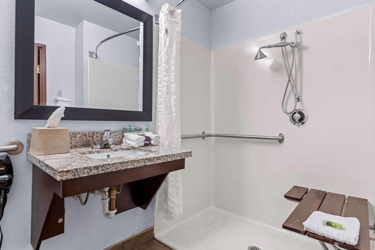 Queen Room with Two Queen Beds and Roll-In Shower - Disability Access at Best Western Holiday Manor