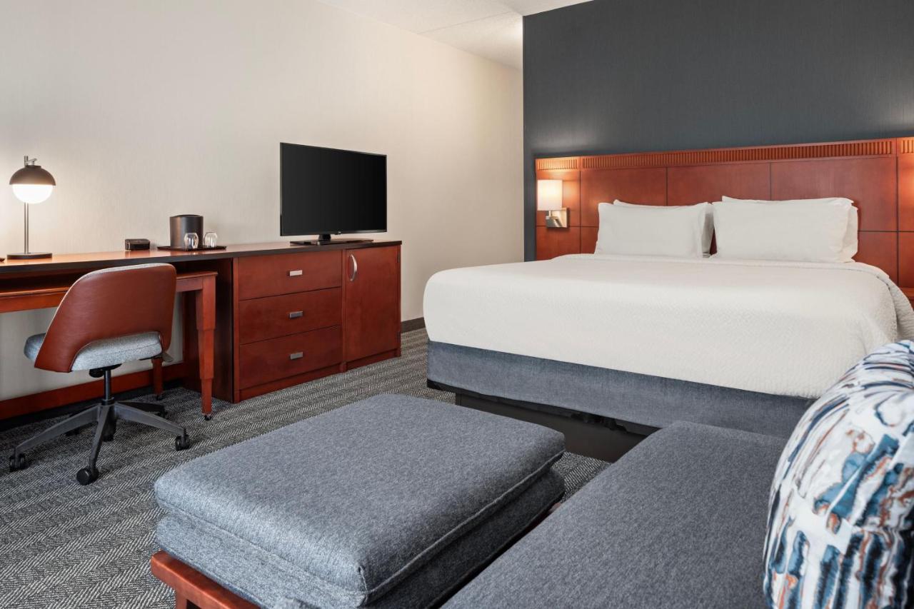 King Room with Sofa Bed at Courtyard Chicago Waukegan Gurnee