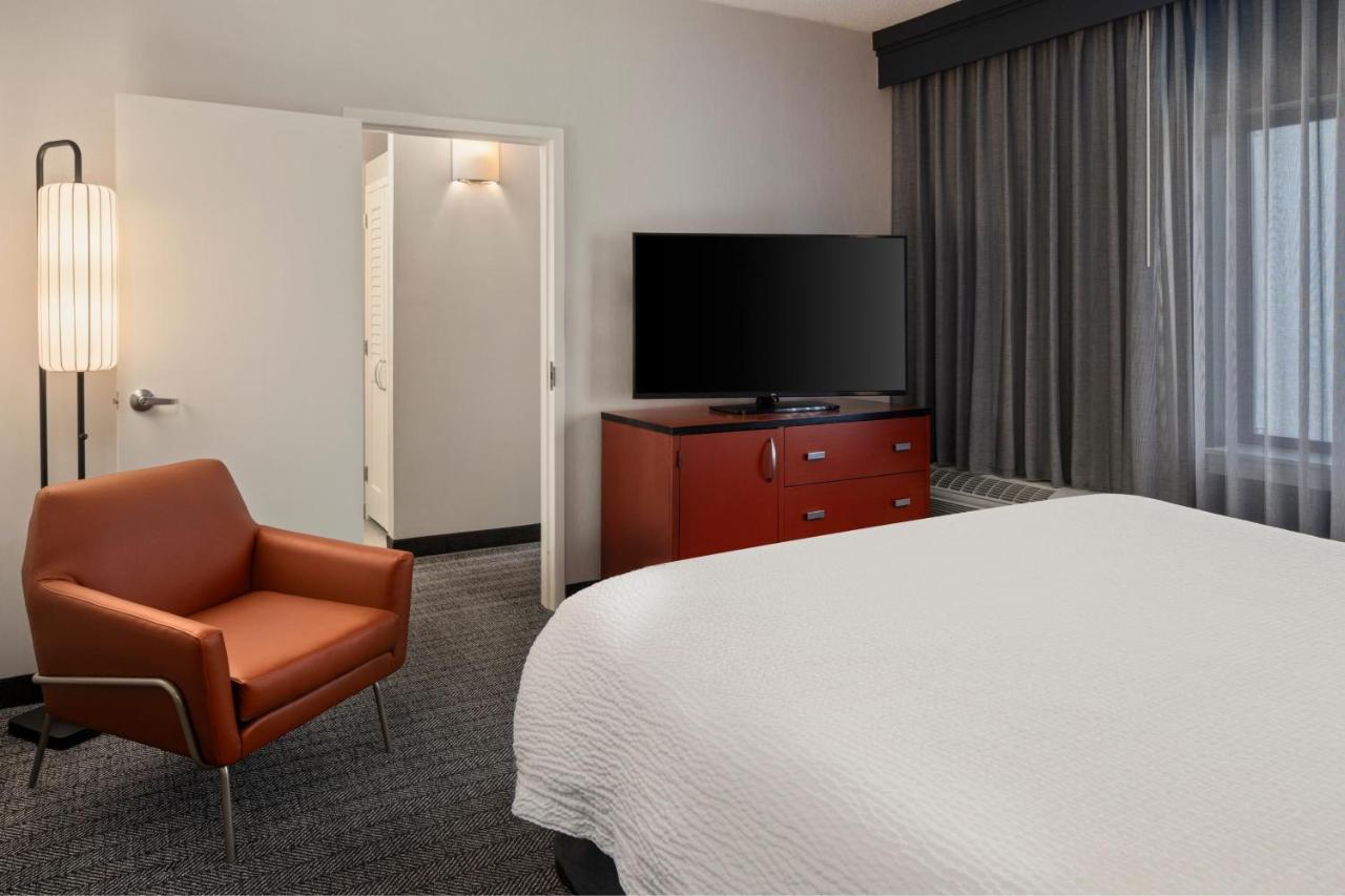 One-Bedroom Suite at Courtyard Chicago Waukegan Gurnee