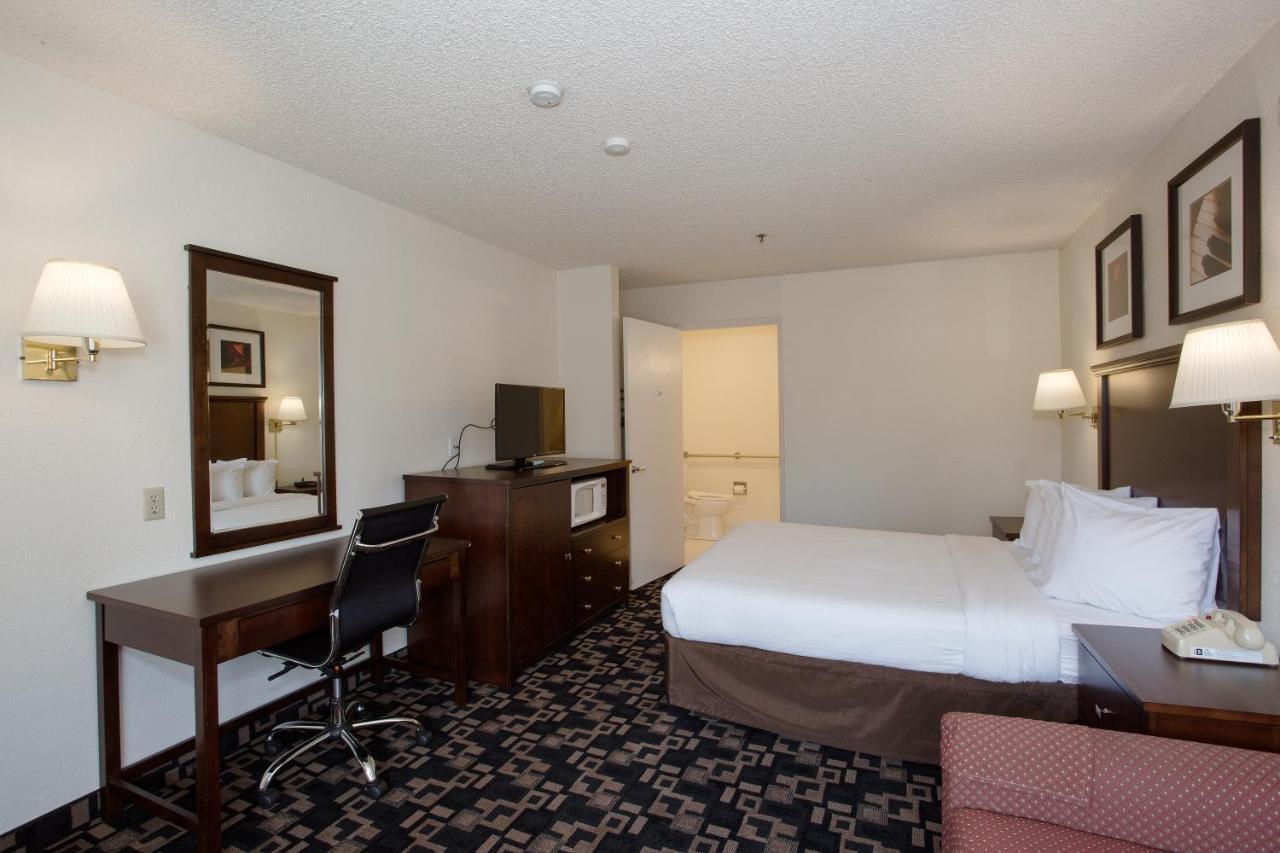 Queen Room - Disability Access/Non-Smoking at MorningGlory Inn & Suites