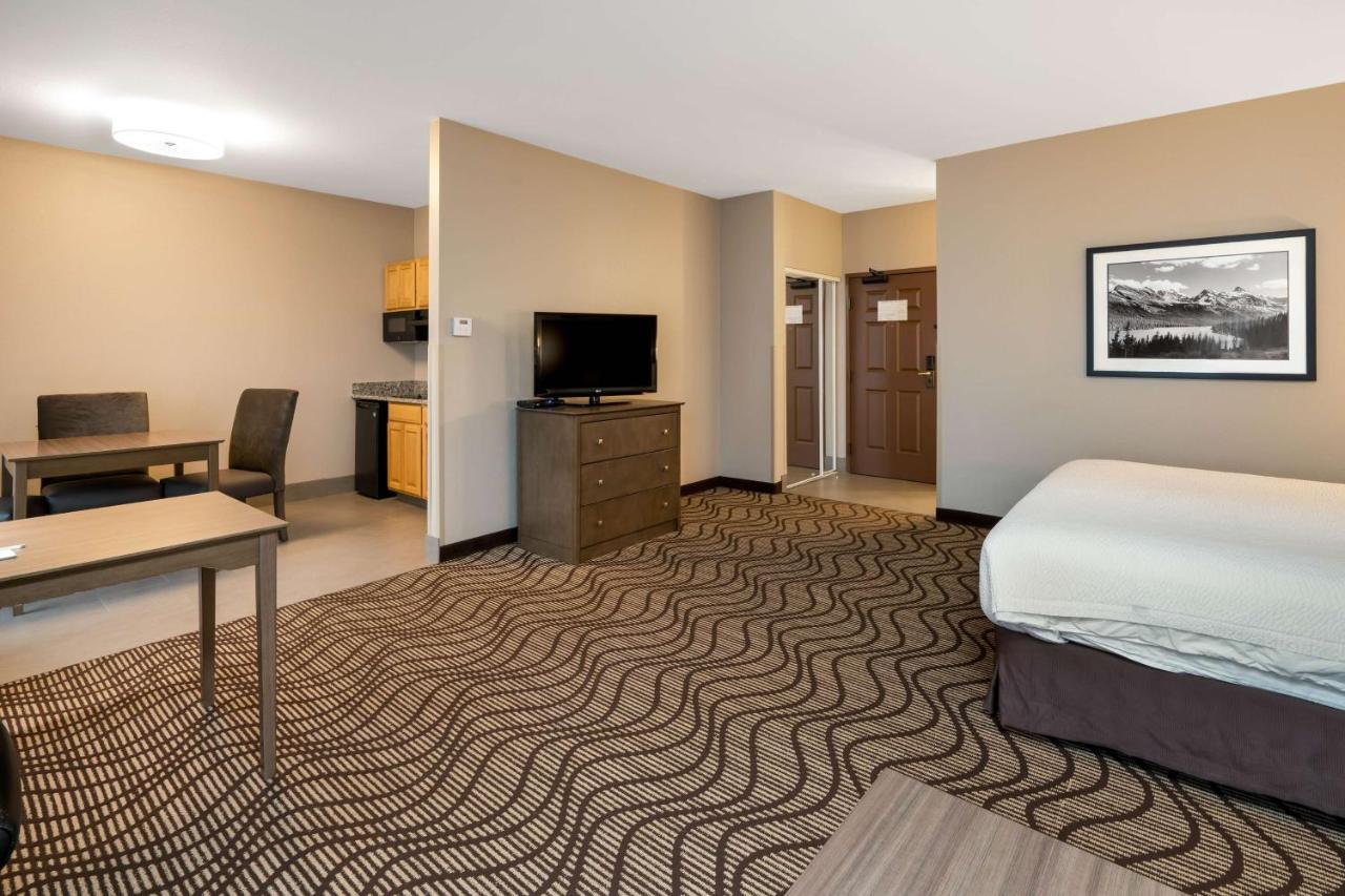 King Room with Sofa Bed at Best Western Plus Kalispell/Glacier Park West Hotel & Suites