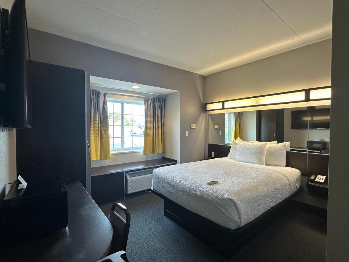 Queen Room - Non-Smoking at Microtel Inn & Suites by Wyndham Quincy