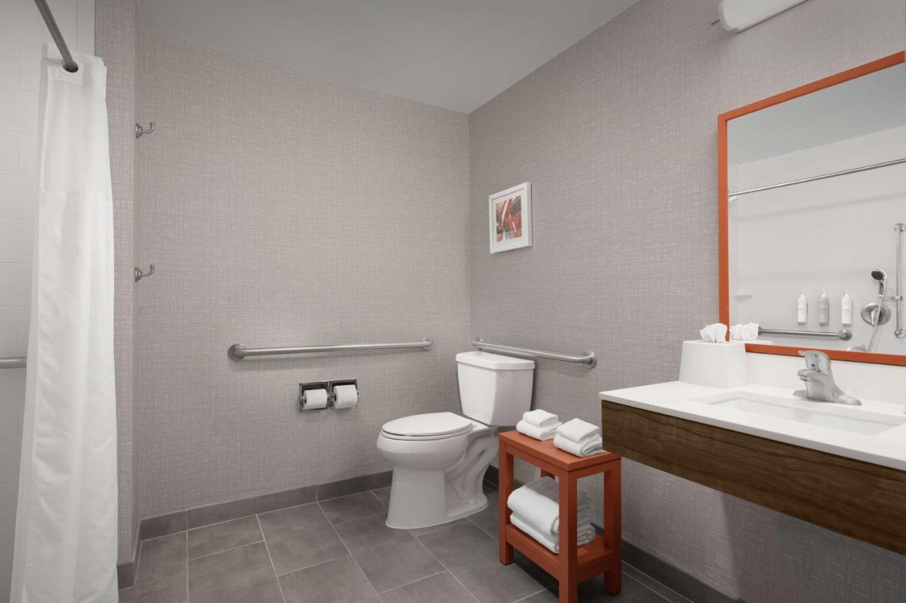King Room with Roll-in Shower - Disability Access/Non-Smoking at Hampton Inn Haverhill