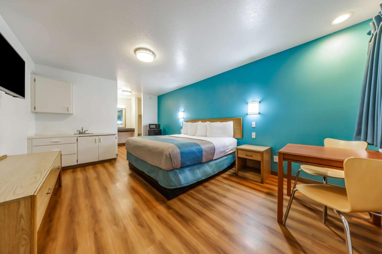 | Motel 6-Canby, OR