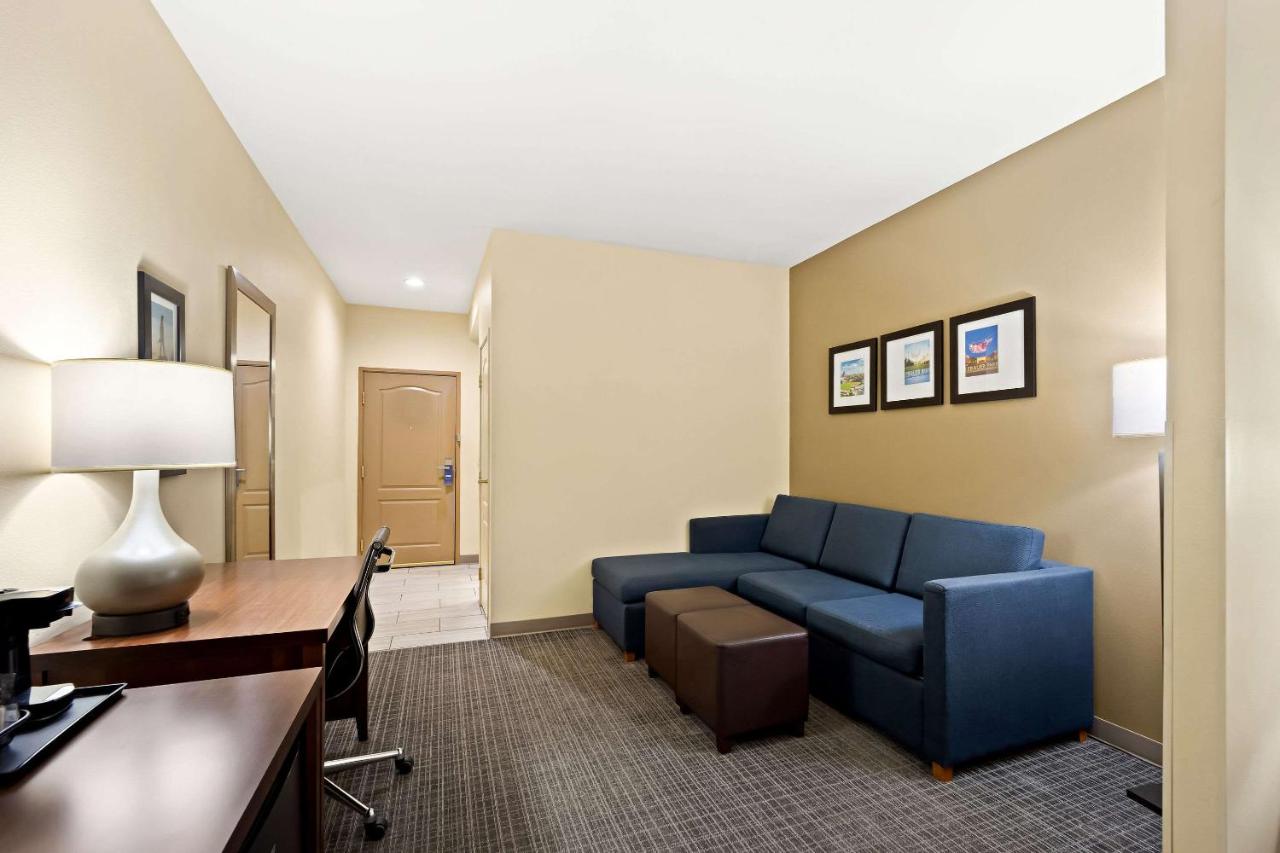 | Comfort Inn & Suites High Point - Archdale