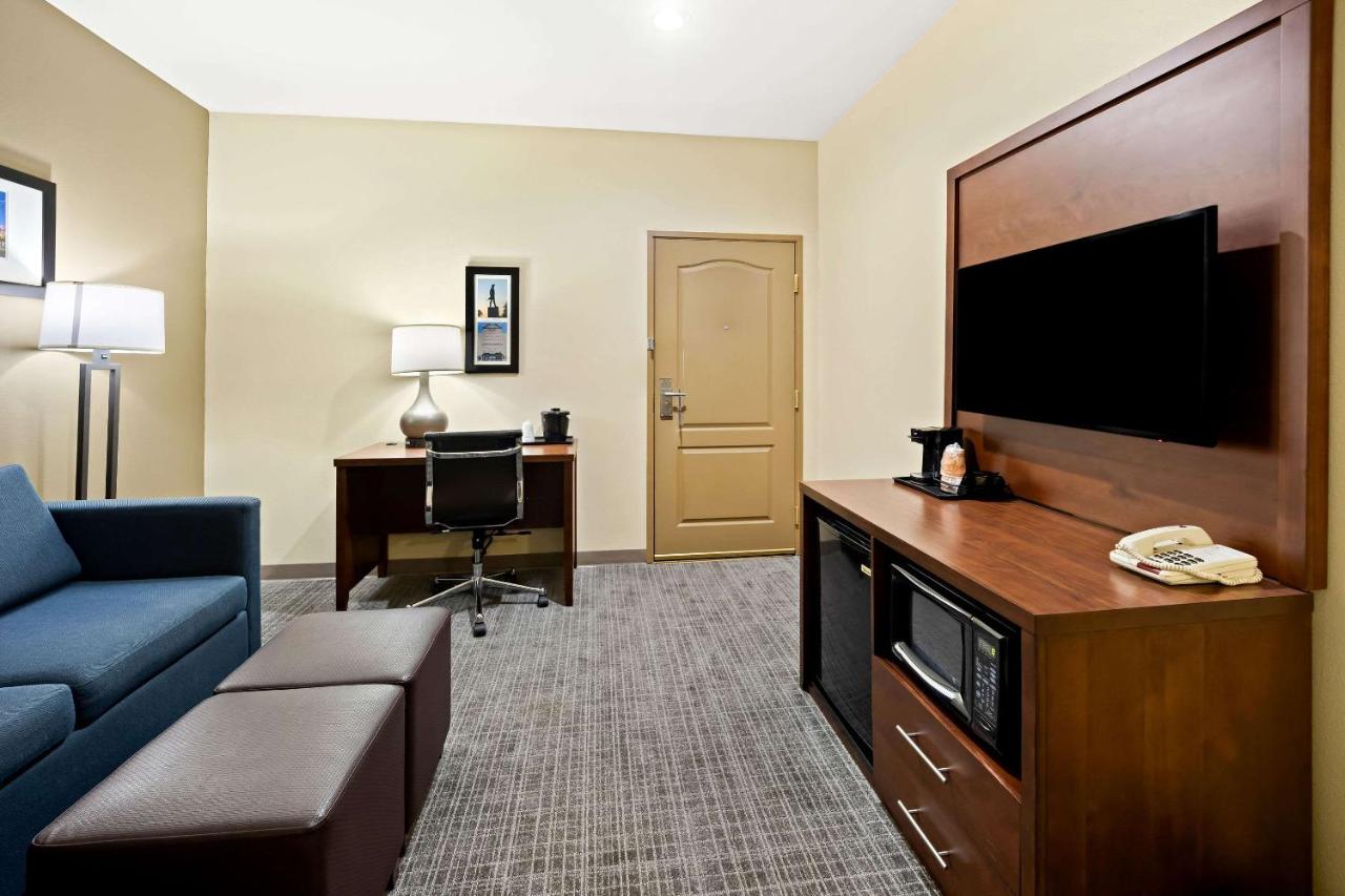 | Comfort Inn & Suites High Point - Archdale