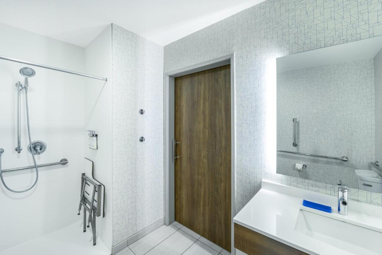 | Holiday Inn Express & Suites Phoenix East - Gilbert, an IHG Hotel
