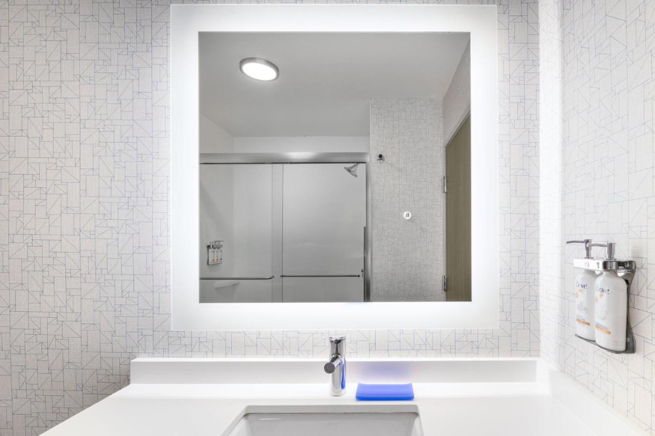 | Holiday Inn Express & Suites Phoenix East - Gilbert, an IHG Hotel