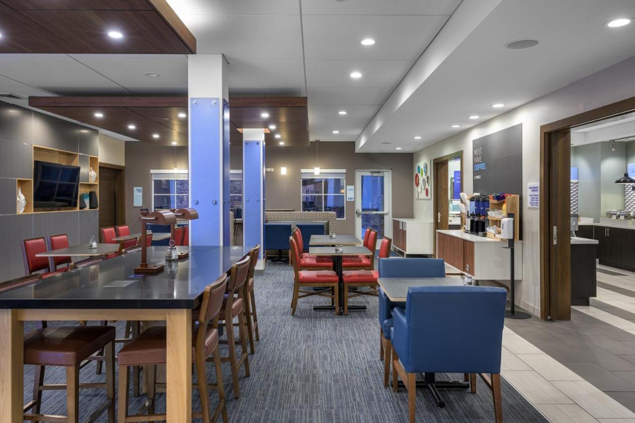 | Holiday Inn Express & Suites Phoenix East - Gilbert, an IHG Hotel