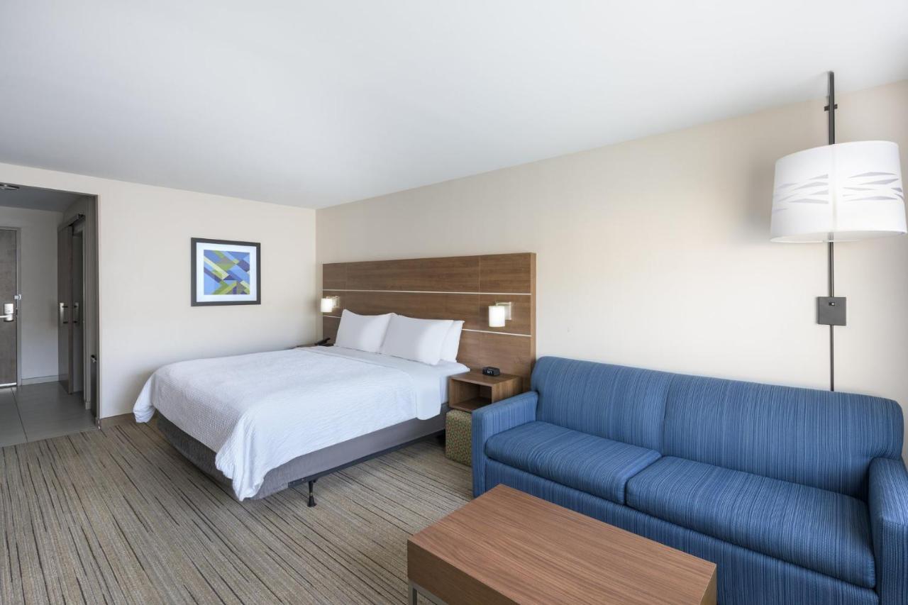Deluxe Suite - Mobility Accessible - Non-Smoking at Holiday Inn Express & Suites Phoenix East - Gilbert by IHG