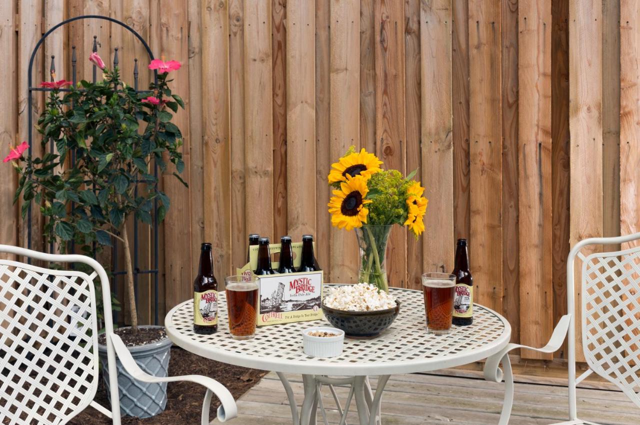 | Abbey's Lantern Hill Inn