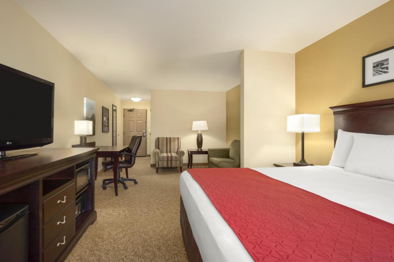 Studio King Suite at Country Inn & Suites by Radisson, Minot, ND