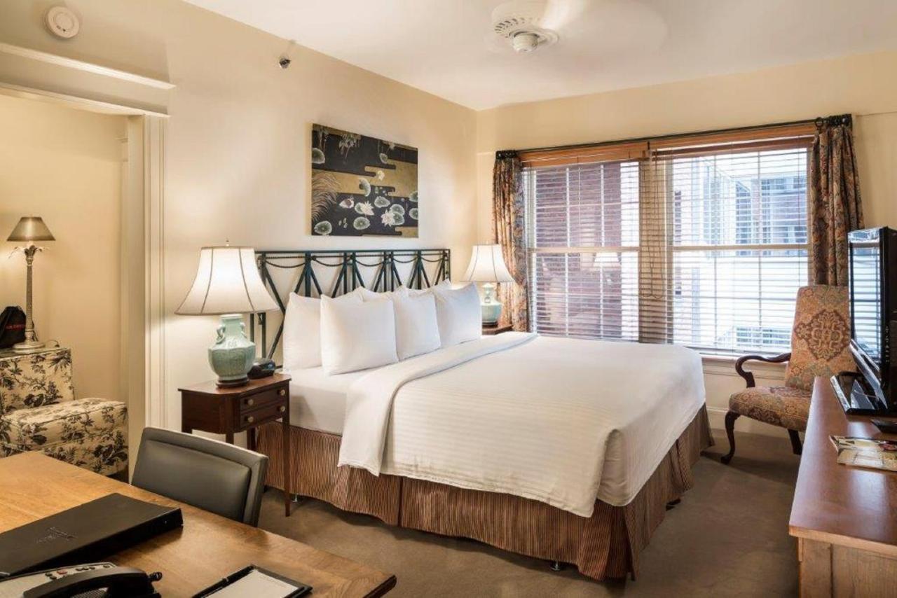 Deluxe King Room at Hotel Lombardy