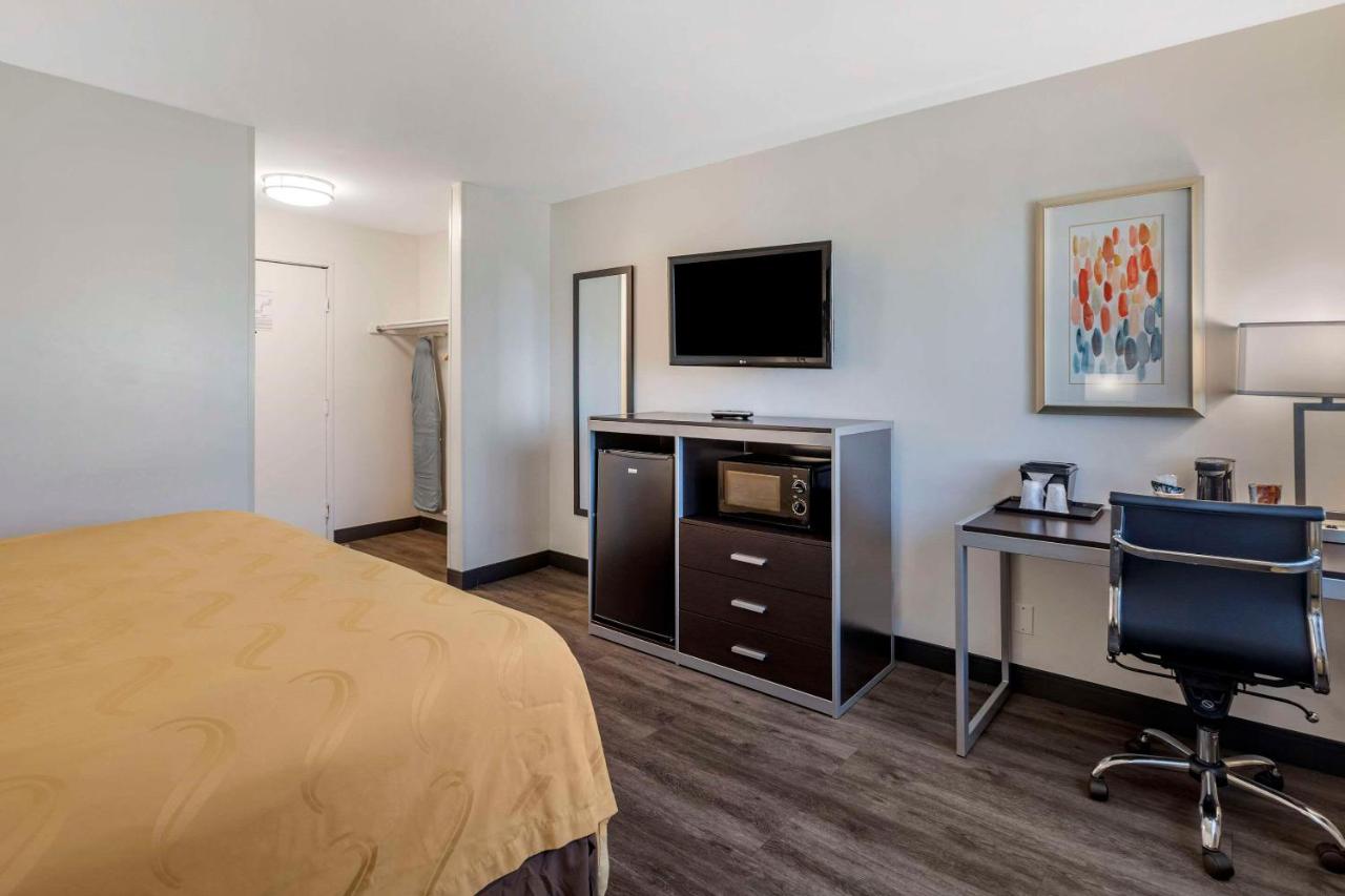 Standard Room, 1 King Bed, Non Smoking at Quality Inn Burbank Airport