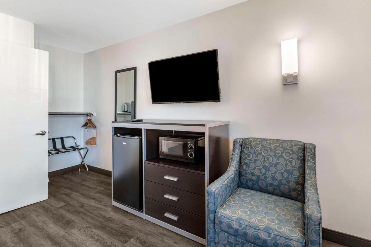 Accessible Room, 1 Queen Bed, Tub, Non Smoking at Quality Inn Burbank Airport