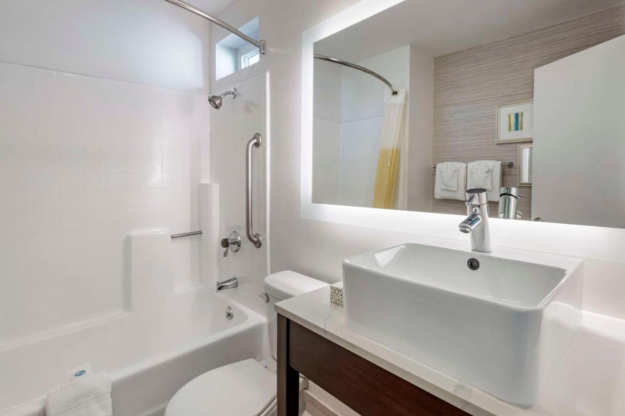 One Bedroom Suite, 1 Queen Bed, Living Room and Sofa Bed, Non Smoking at Quality Inn Burbank Airport