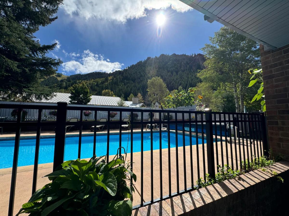 One-Bedroom Apartment at Shadow Mountain Lodge