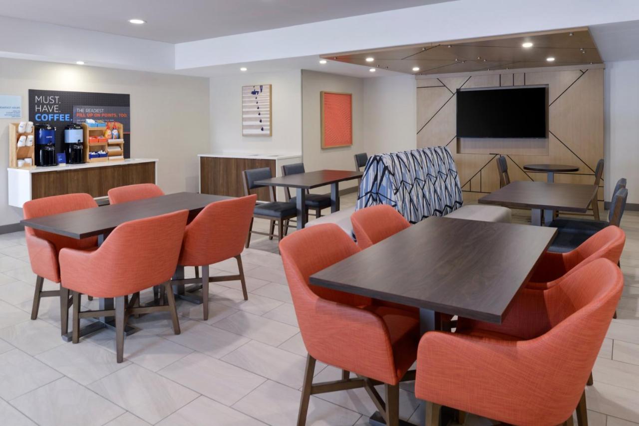 | Holiday Inn Express Hotel and Suites Marysville, an IHG Hotel