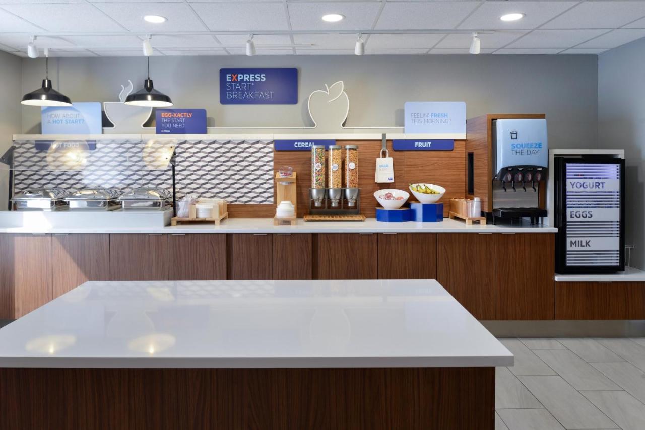 | Holiday Inn Express Hotel and Suites Marysville, an IHG Hotel