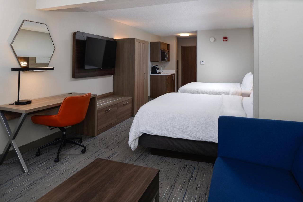 Queen Suite with Two Queen Beds Non-Smoking at Holiday Inn Express Hotel and Suites Marysville by IHG