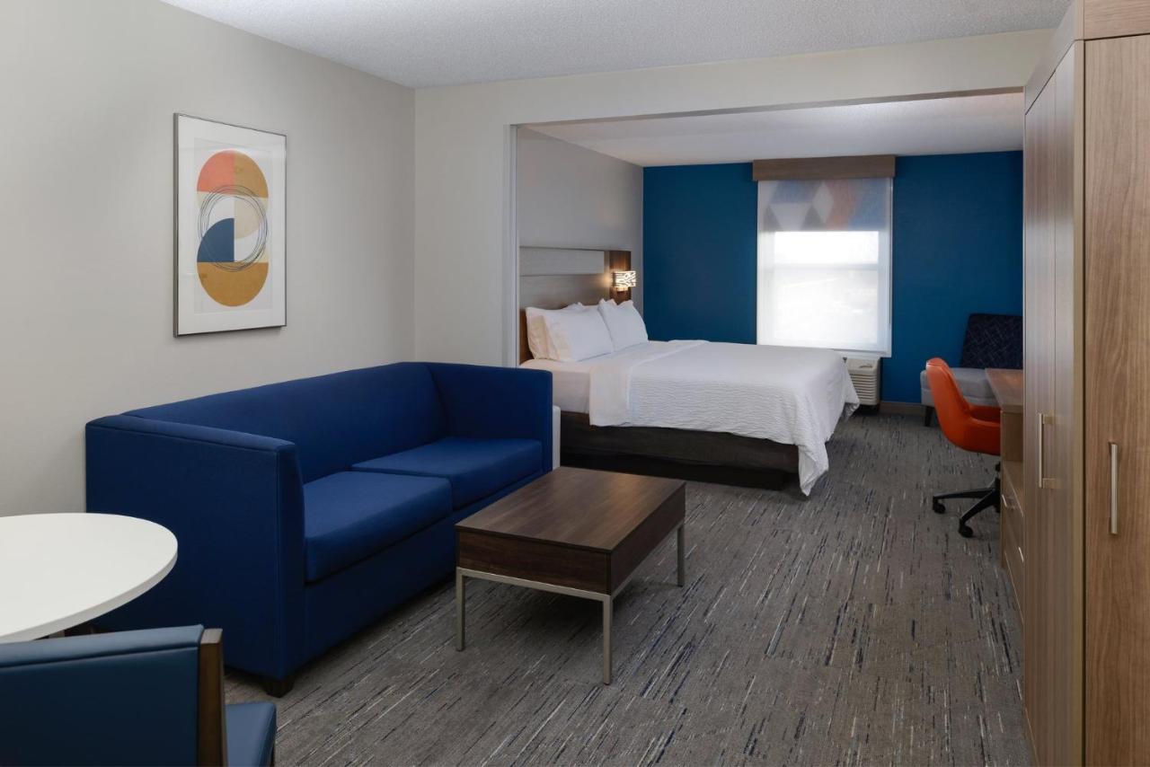 King Suite - Non-Smoking at Holiday Inn Express Hotel and Suites Marysville by IHG