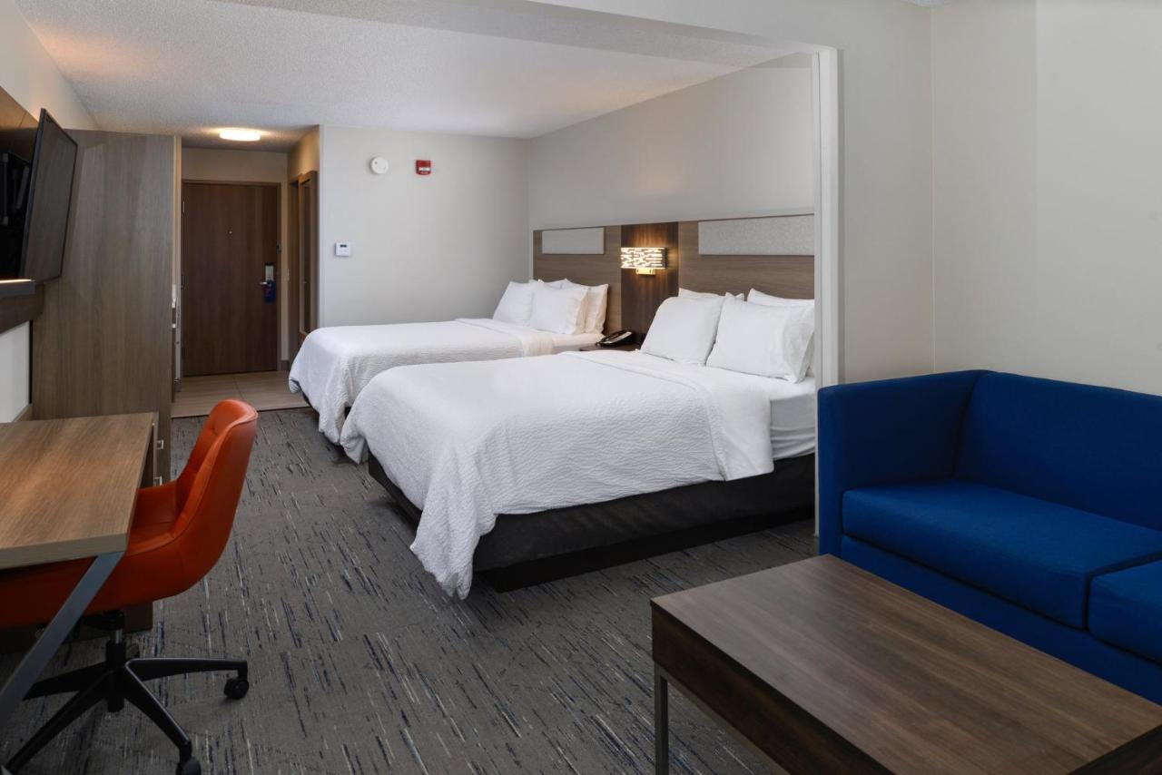 Queen Suite with Two Queen Beds Non-Smoking at Holiday Inn Express Hotel and Suites Marysville by IHG
