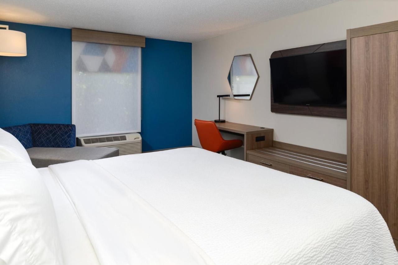 King Leisure Room - Non-Smoking at Holiday Inn Express Hotel and Suites Marysville by IHG