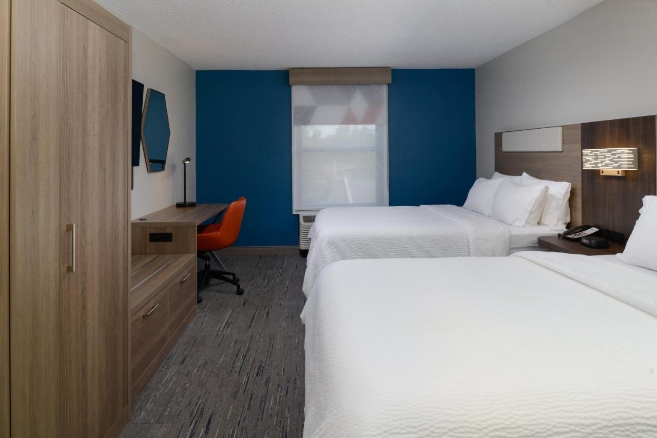 Queen Room with Two Queen Beds - Non-Smoking at Holiday Inn Express Hotel and Suites Marysville by IHG