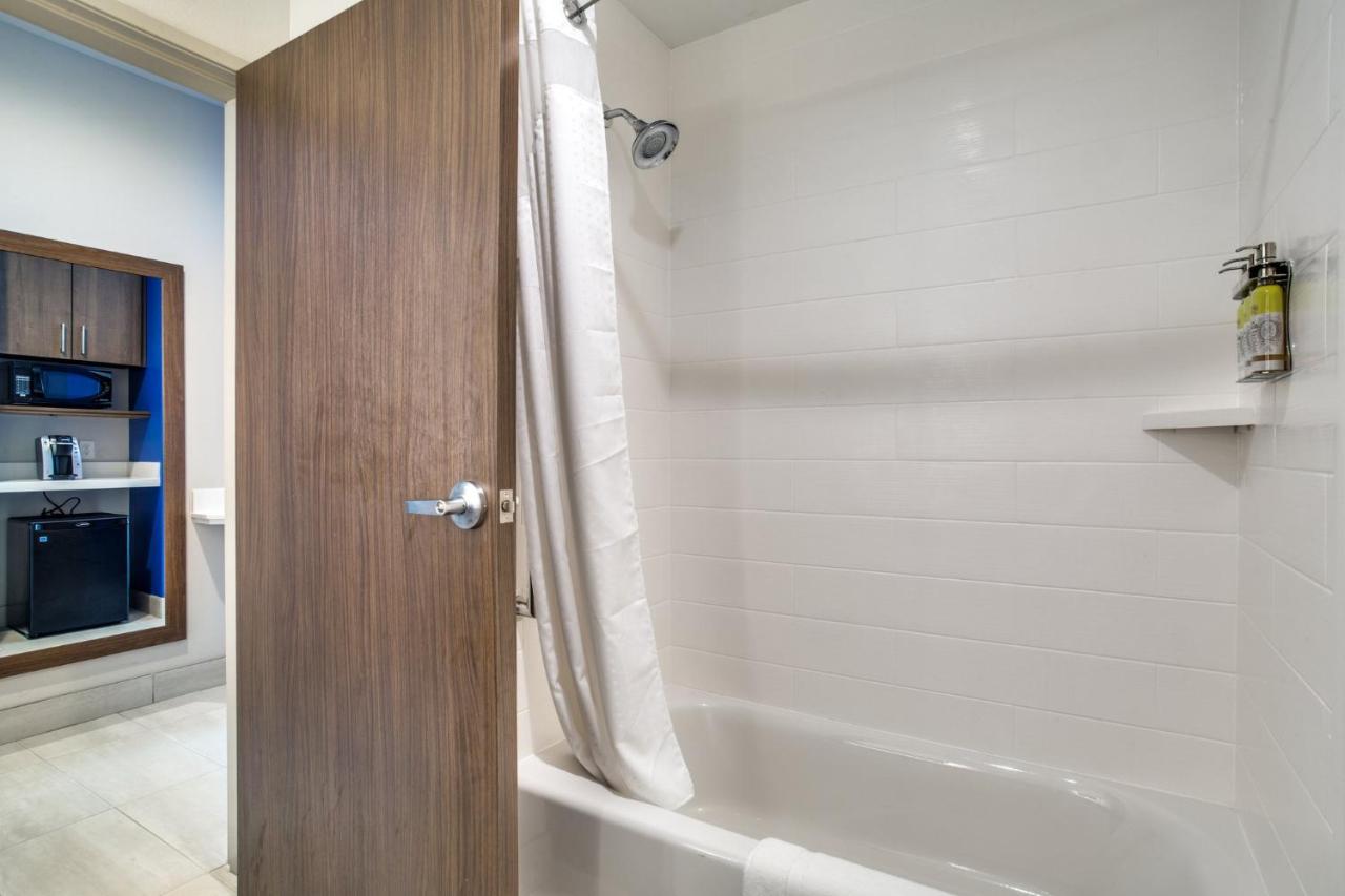 | Holiday Inn Express And Suites Denton South, an IHG Hotel