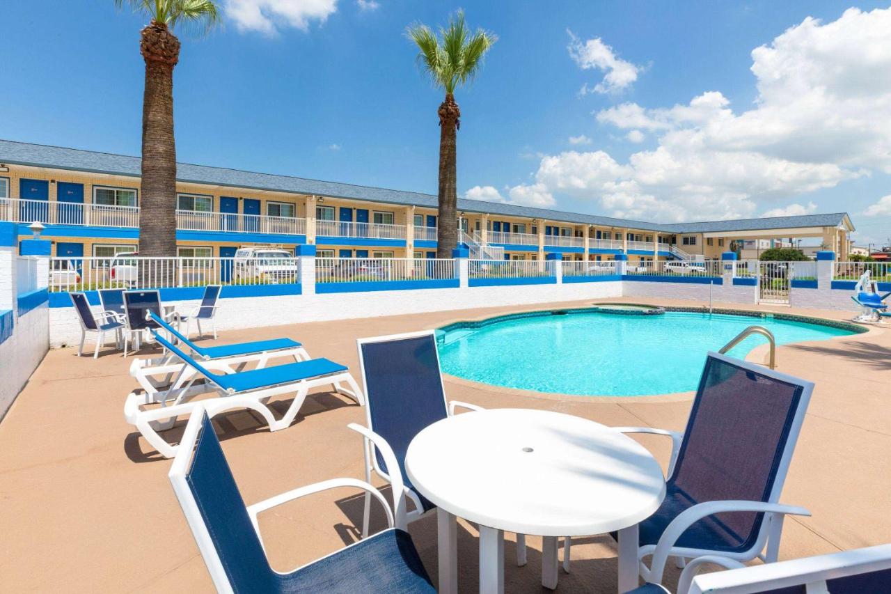 | Days Inn by Wyndham Baytown TX