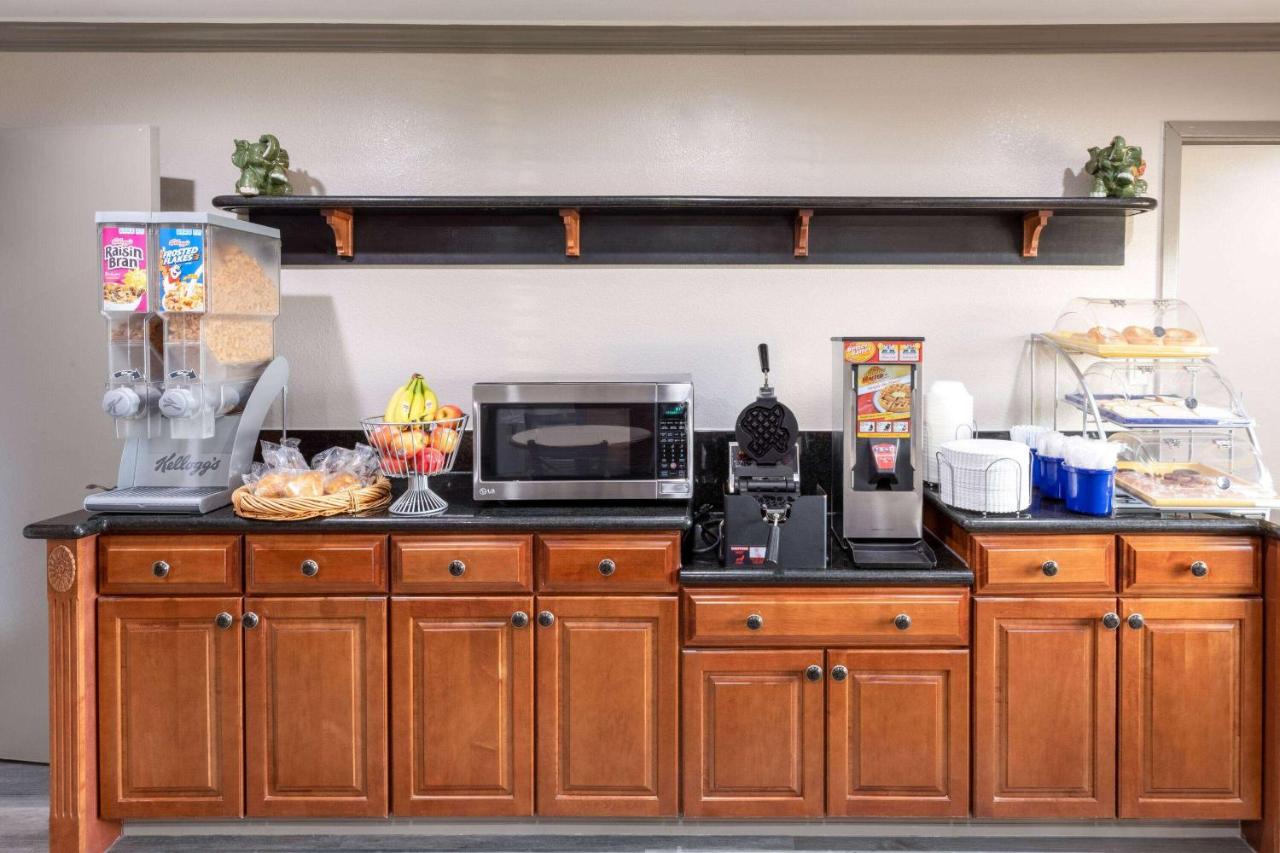 | Days Inn by Wyndham Baytown TX