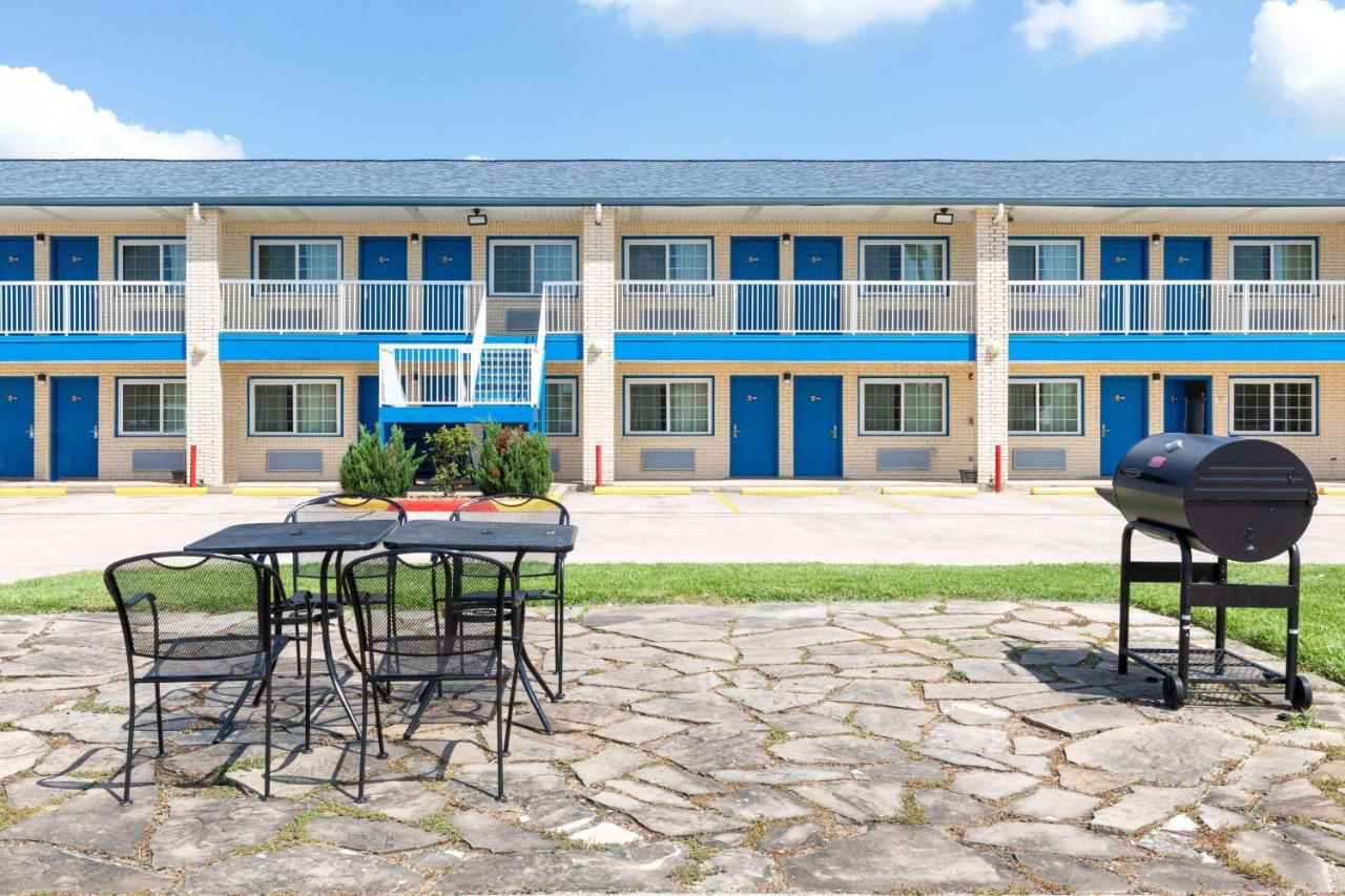 | Days Inn by Wyndham Baytown TX