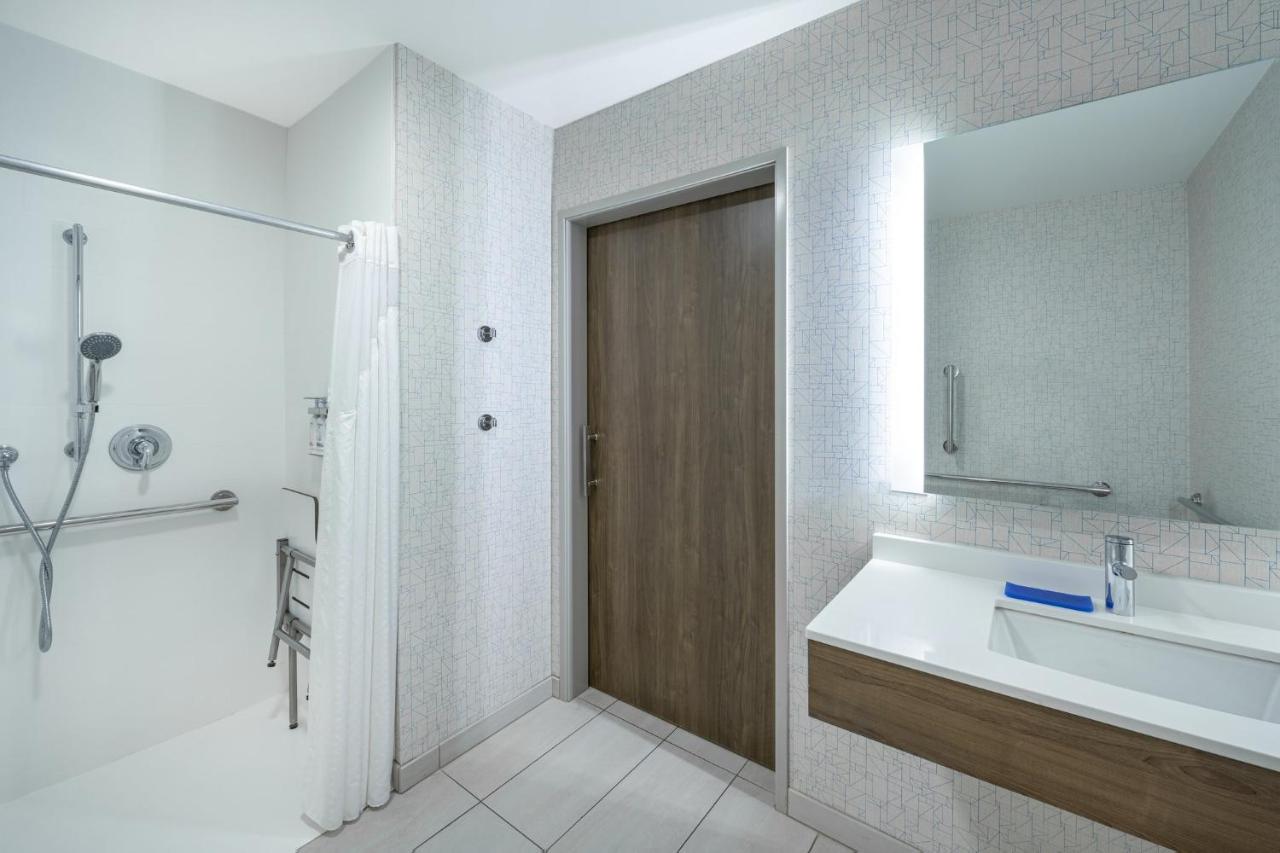 | Holiday Inn Express & Suites Phoenix East - Gilbert, an IHG Hotel