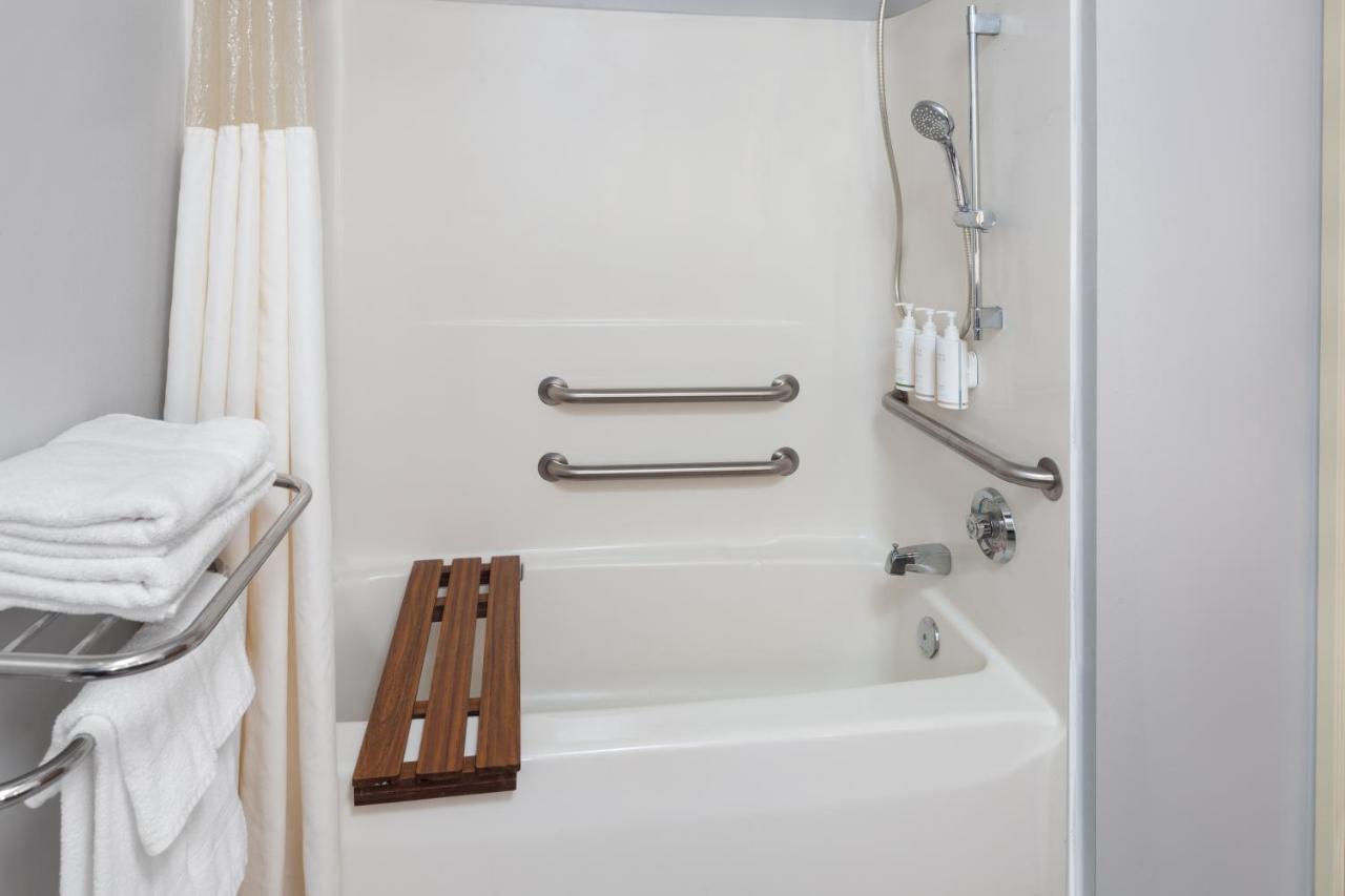 Queen Room - Mobility Access/Non-Smoking at Microtel Inn by Wyndham Janesville
