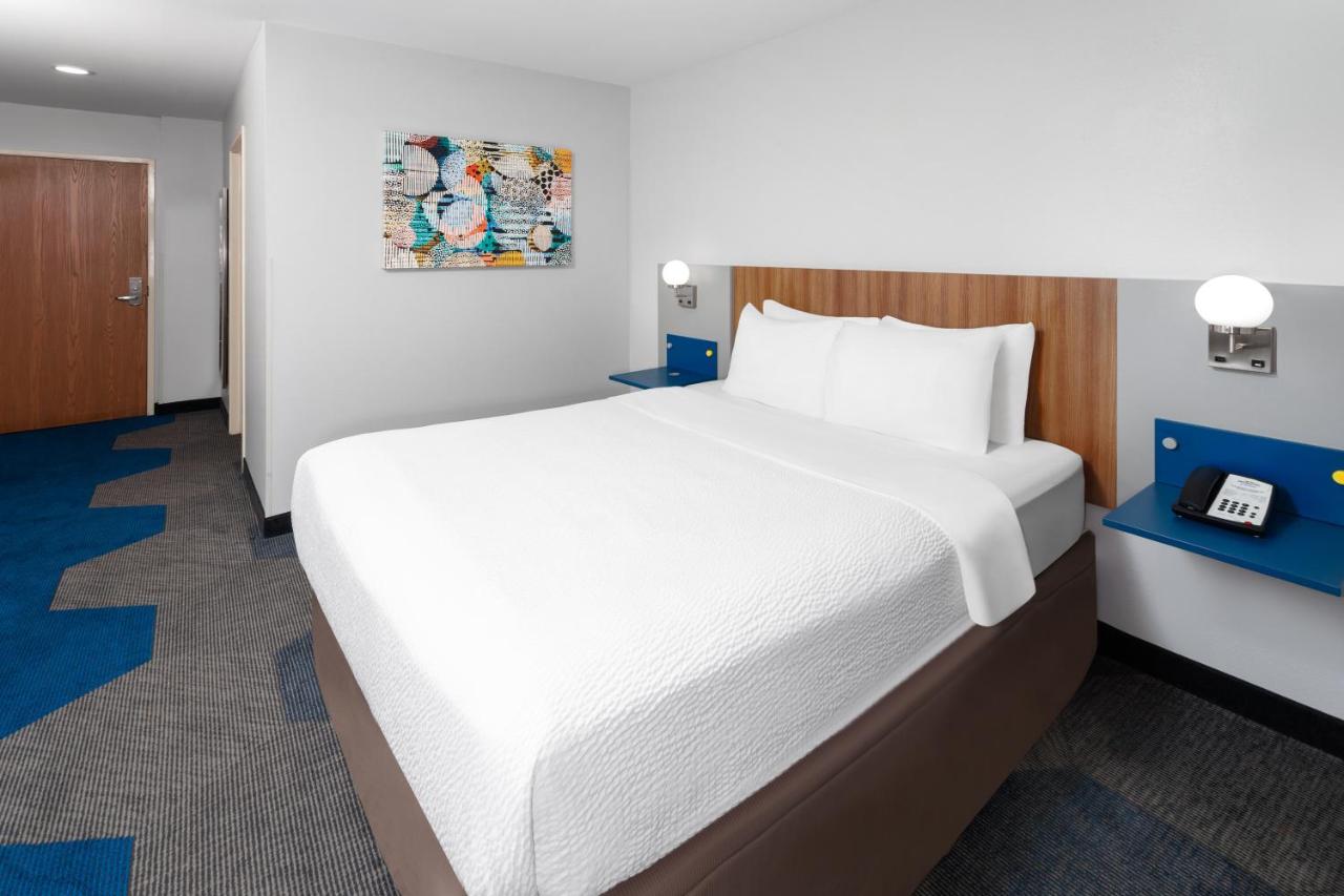 Queen Room - Mobility Access/Non-Smoking at Microtel Inn by Wyndham Janesville