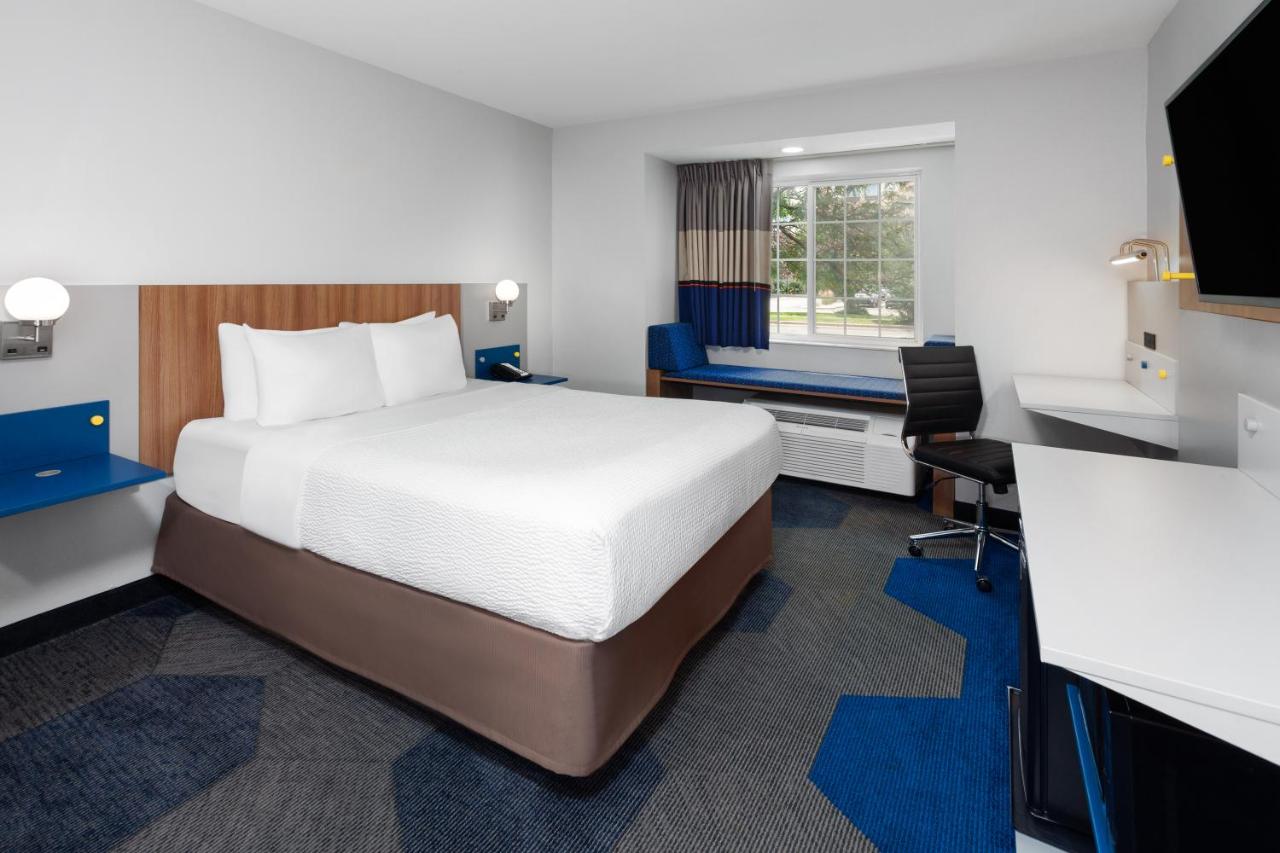 Queen Room - Mobility Access/Non-Smoking at Microtel Inn by Wyndham Janesville