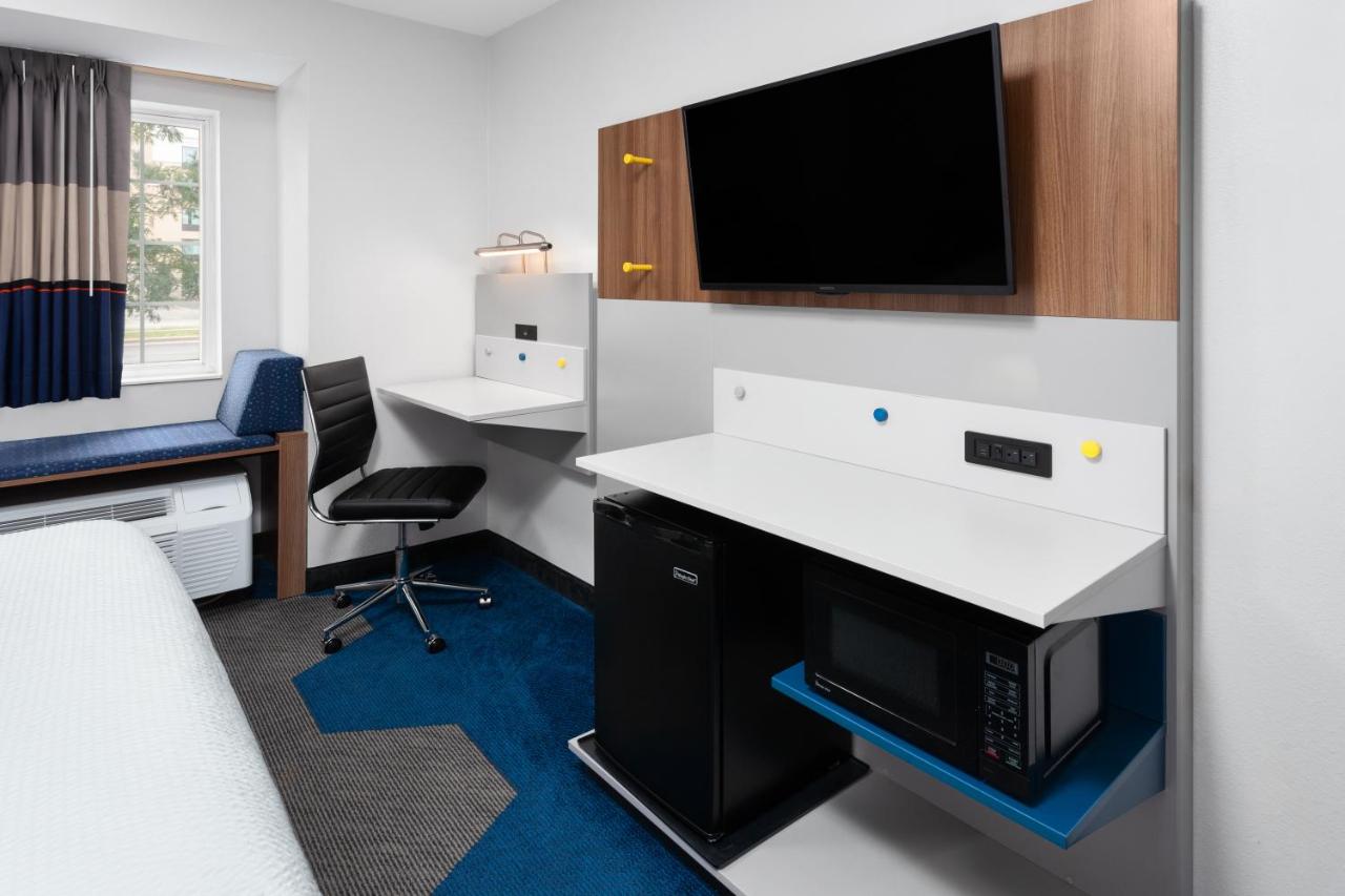 Queen Room - Mobility Access/Non-Smoking at Microtel Inn by Wyndham Janesville