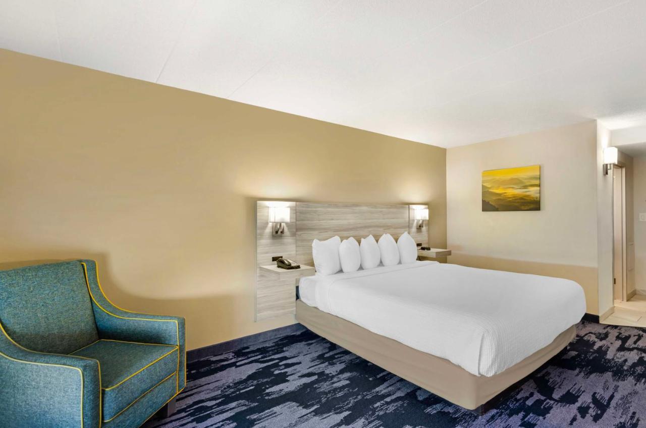 King Room with Bath Tub - Disability Access/Non-Smoking at Best Western Plus Beckley Inn