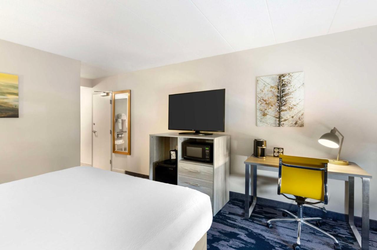 King Room with Bath Tub - Disability Access/Non-Smoking at Best Western Plus Beckley Inn