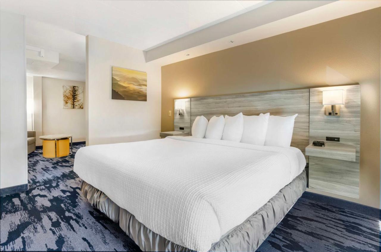 King Suite with Bath Tub - Mobility Access at Best Western Plus Beckley Inn