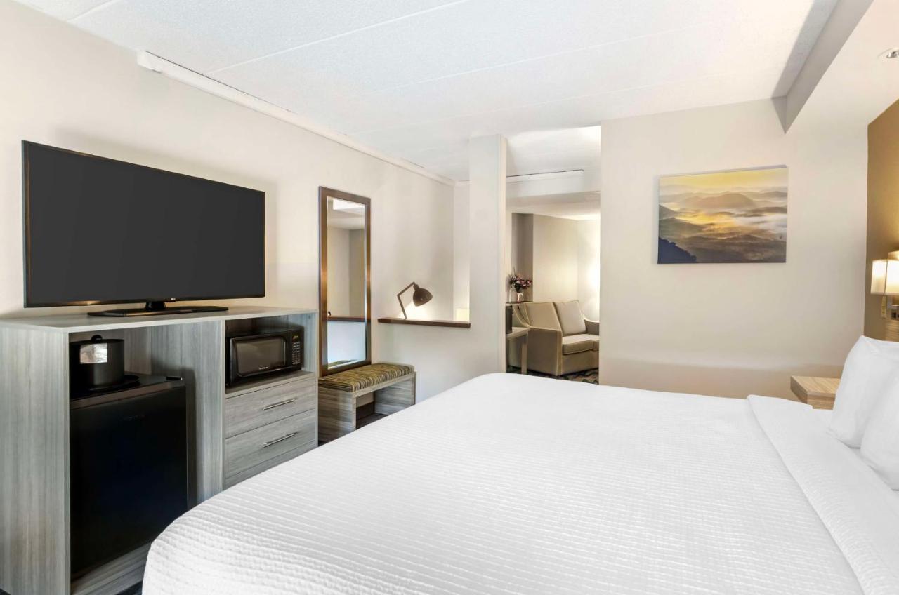 King Suite with Bath Tub - Mobility Access at Best Western Plus Beckley Inn