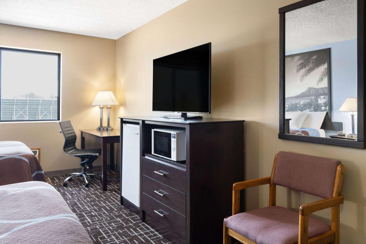 | Super 8 by Wyndham Dyersville