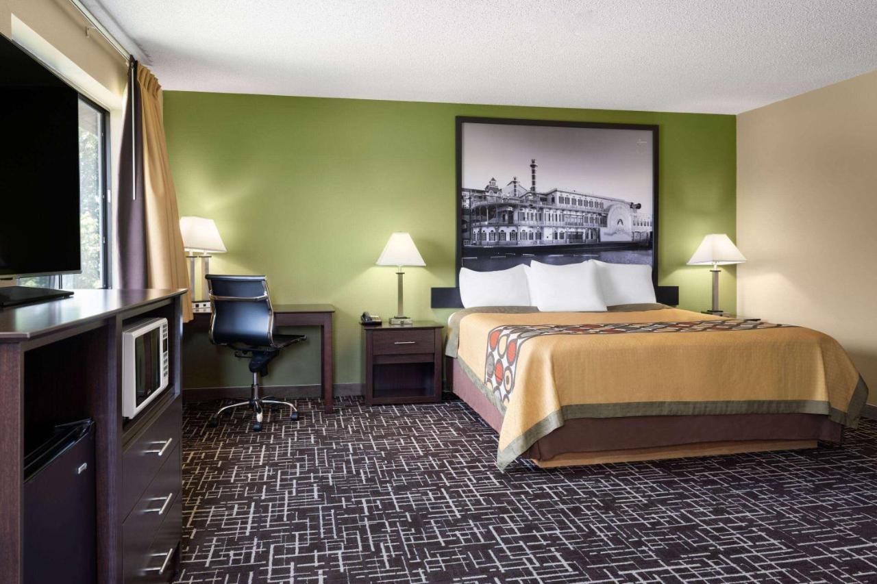 | Super 8 by Wyndham Dyersville