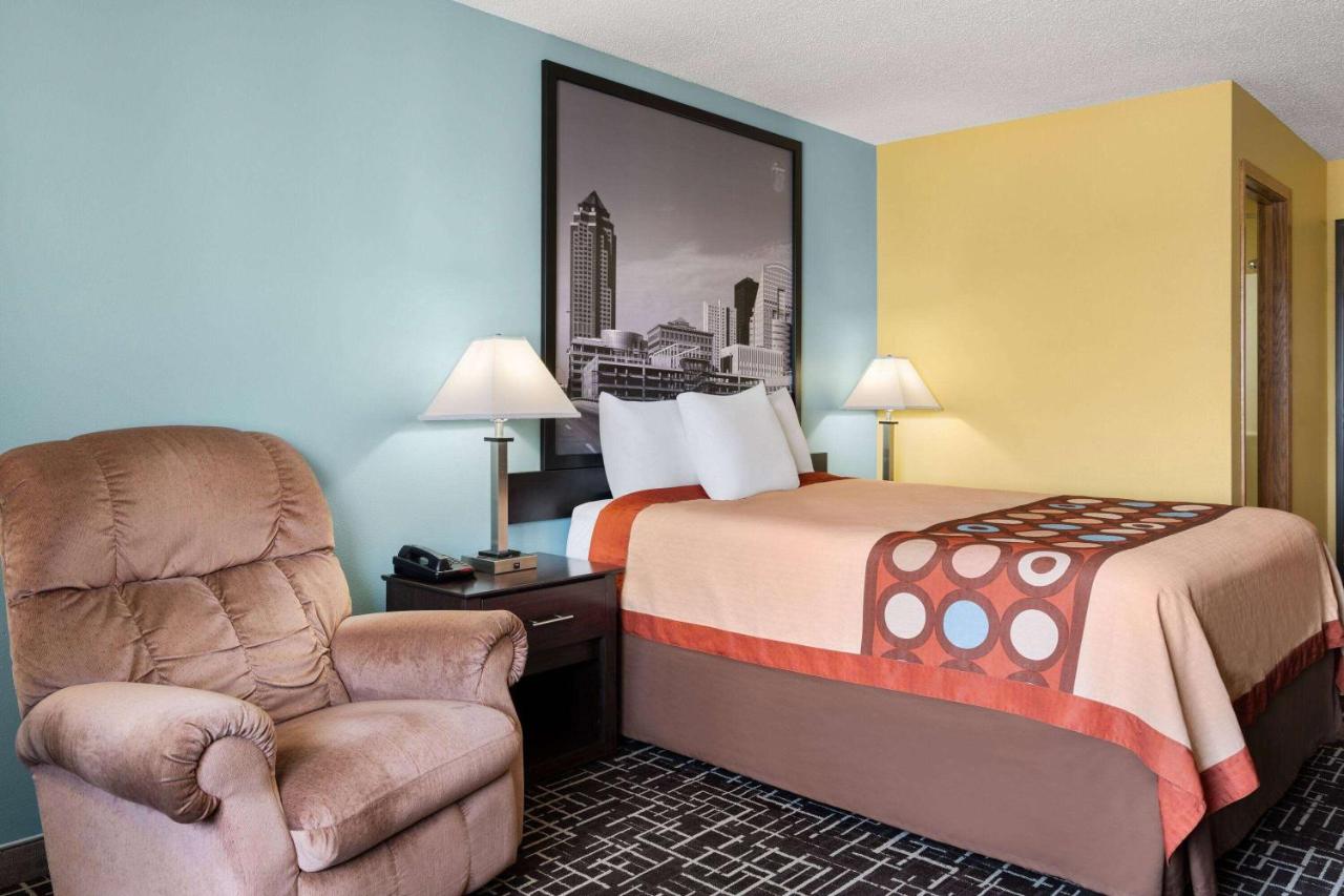 | Super 8 by Wyndham Dyersville