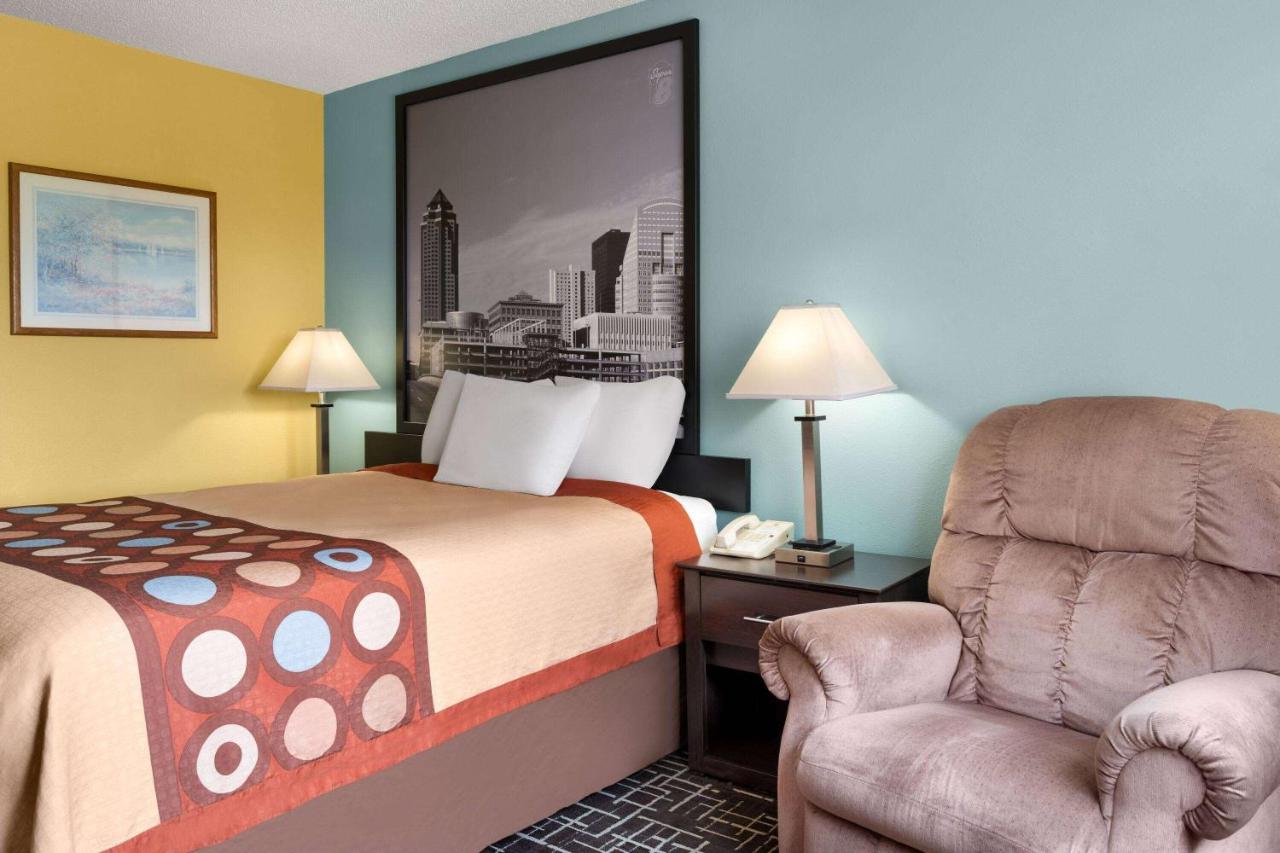 | Super 8 by Wyndham Dyersville