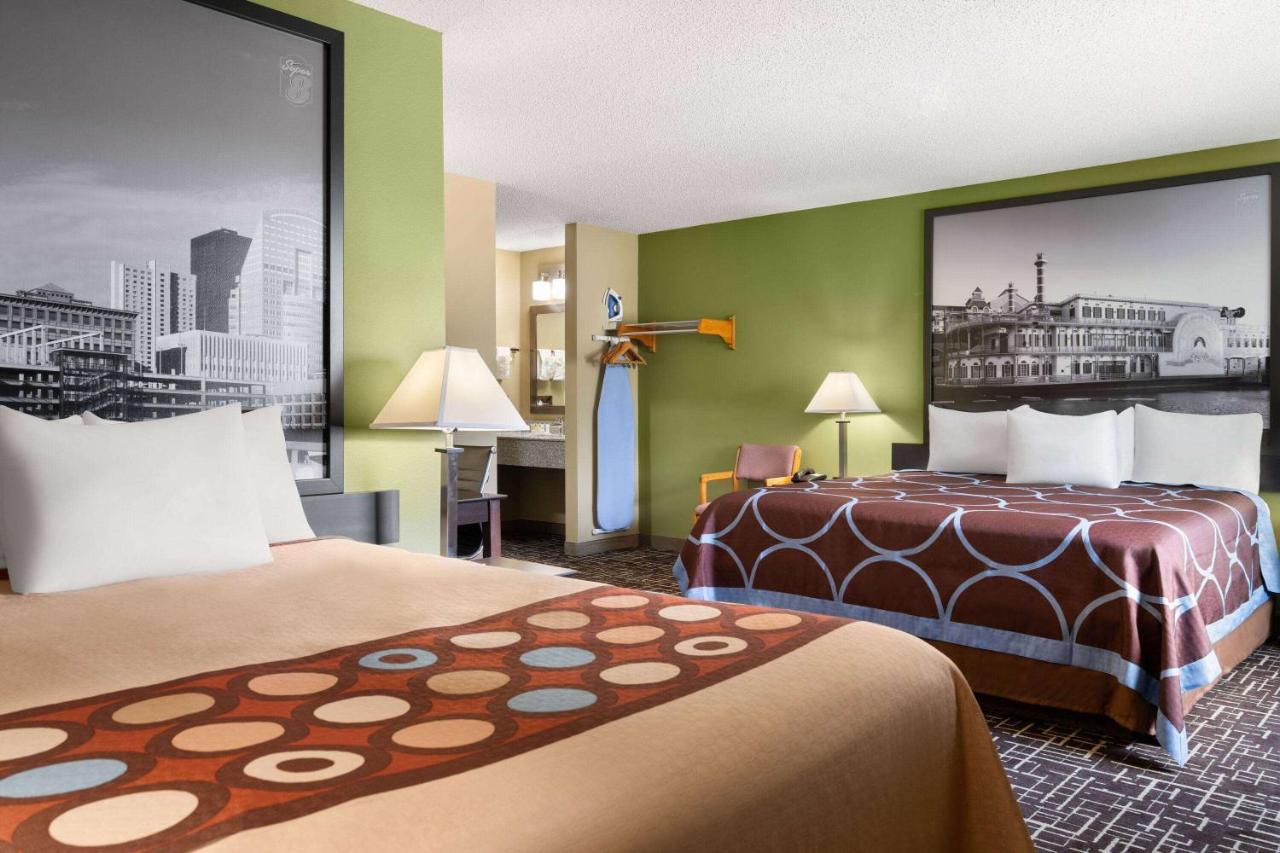 | Super 8 by Wyndham Dyersville