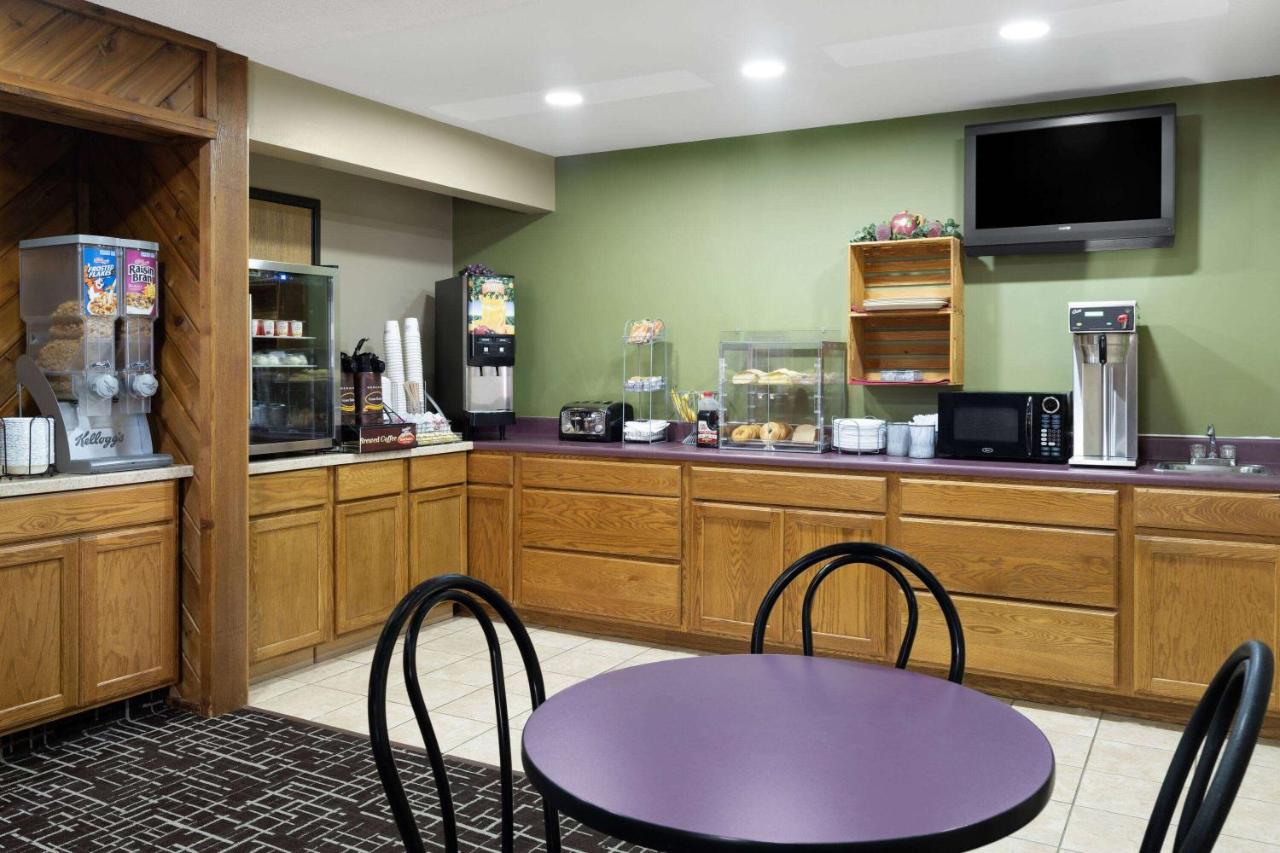 | Super 8 by Wyndham Dyersville
