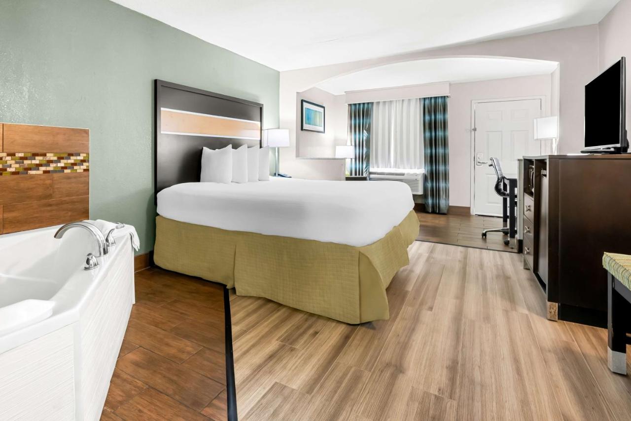 King Suite with Jacuzzi - Non-Smoking at Best Western Executive Suites