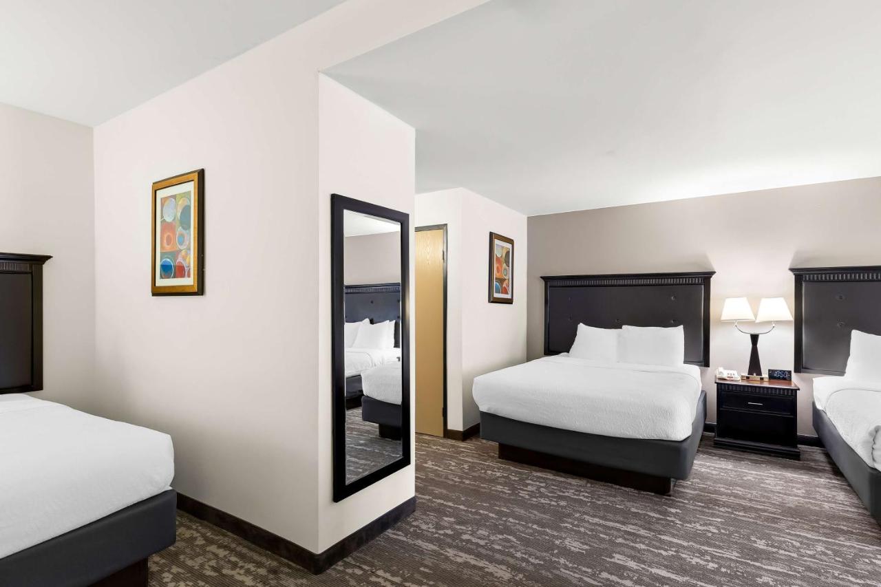 Deluxe Queen Room with Sofa Bed at Best Western Saluki Inn