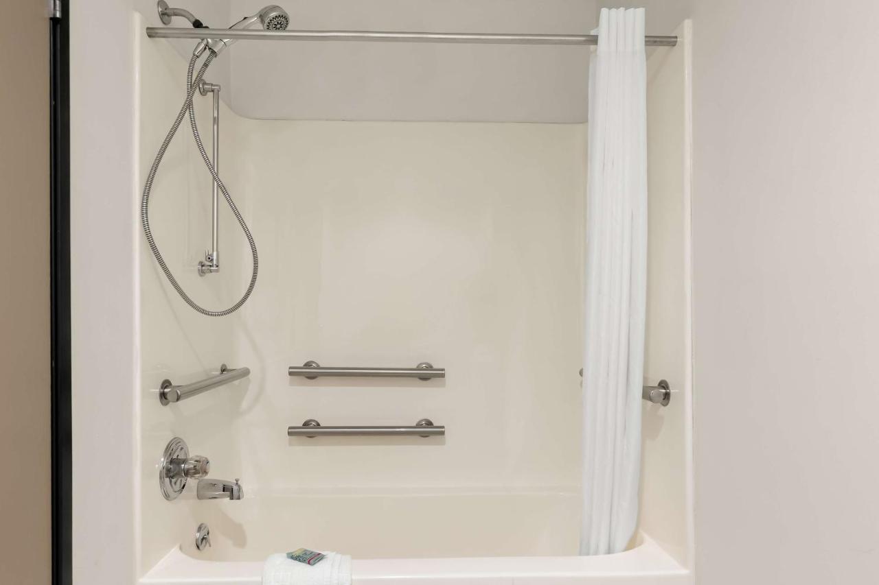 King Room with Bath Tub - Disability Access Room/Non-Smoking at Best Western Saluki Inn